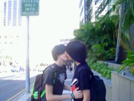 emo boys kissing girls. emo guys kissing. optimist578